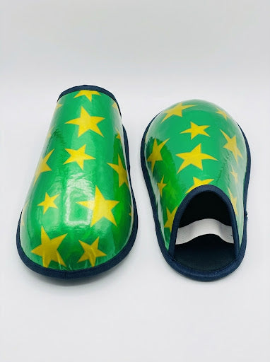 Cubrezapatos de payaso verdes con estrellas amarillas y ribetes negros