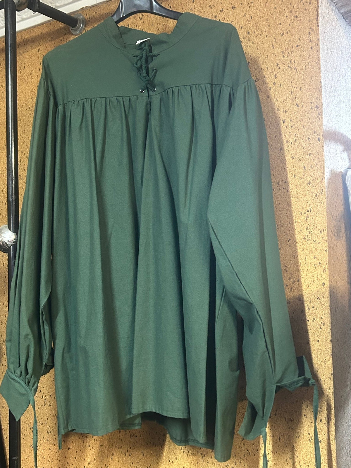 Camisa medieval verde para hombre, cuello con cordones y mangas largas abullonadas