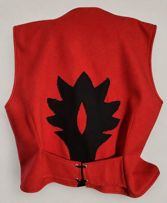 Chaleco rojo con emblema negro tipo flor y botones al frente, sin mangas