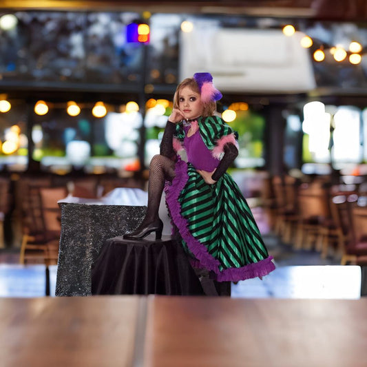 Disfraz can-can infantil con vestido a rayas verde y morado, plumas moradas y medias