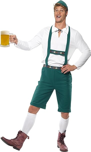 Disfraz de fiesta de la cerveza: camisa blanca, tirantes y short verdes, calcetas y botas marrones.