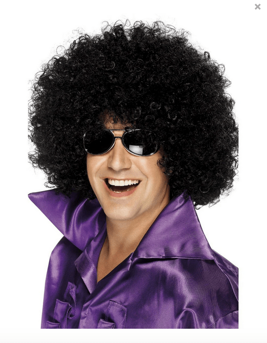 Peluca afro negra con rizos voluminosos y gafas de sol negras