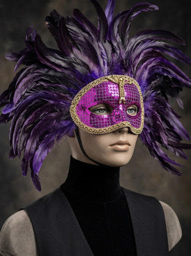 Máscara veneciana decorativa morada con pedrería y plumas, detalle dorado
