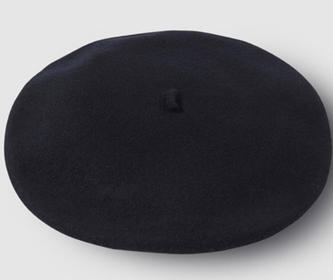 Boina infantil de fieltro azul oscuro con pequeña flor central
