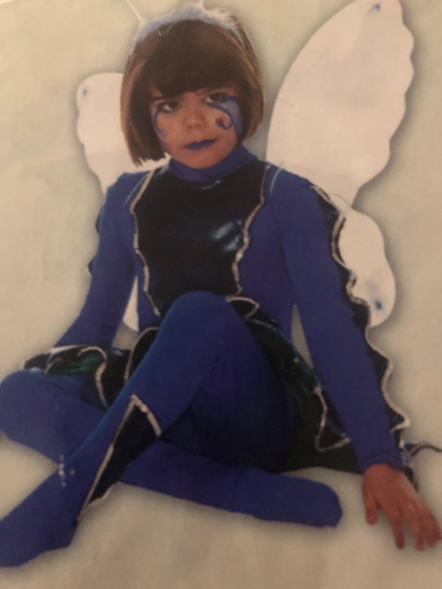 Disfraz de libélula para niña azul con traje negro y alas de fantasía