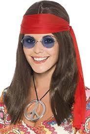 Peluca unisex larga castaña con flequillo y diadema roja estilo hippie