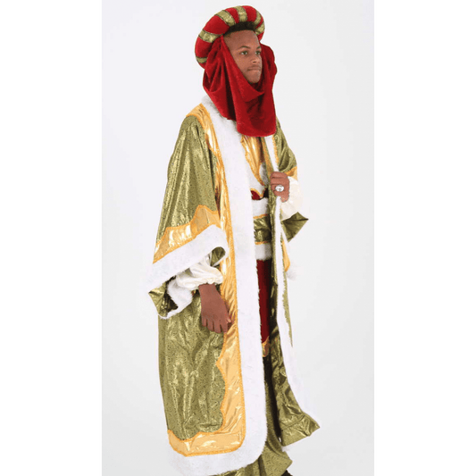 Traje real con túnica verde, capa blanca con ribetes dorados y turbante rojo a rayas