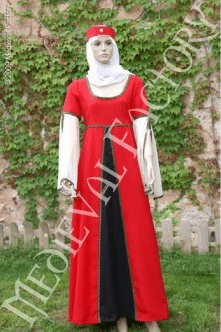 Vestido medieval rojo con panel negro y capa blanca, toca blanca