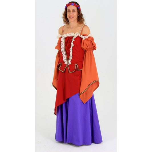 Vestido medieval rojo con detalle de encaje blanco y falda morada amplia.