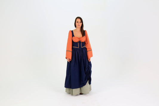 Vestido medieval azul marino con mangas naranjas, falda amplia y tiras decorativas