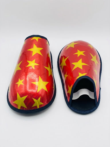 Cubrezapatos de payaso rojos con estrellas amarillas y ribetes negros