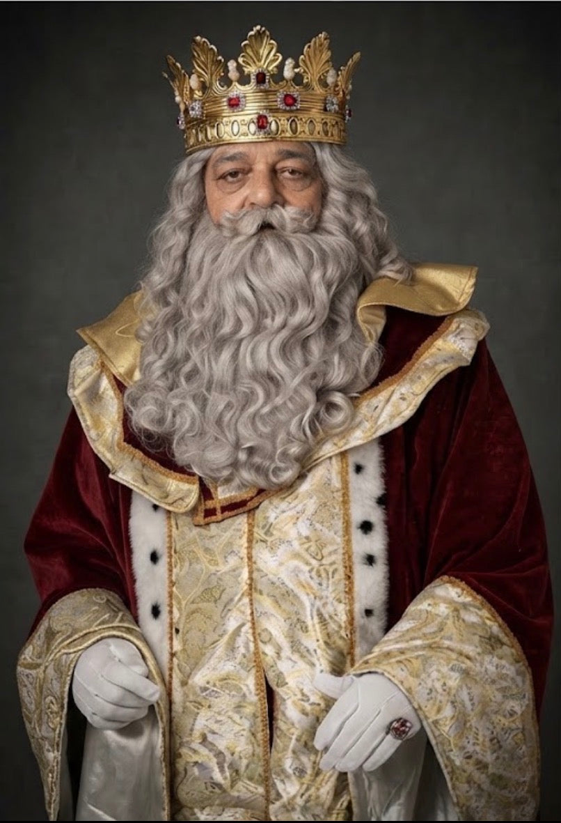 Traje de Rey Mago con barba y peluca gris, corona dorada, capa granate