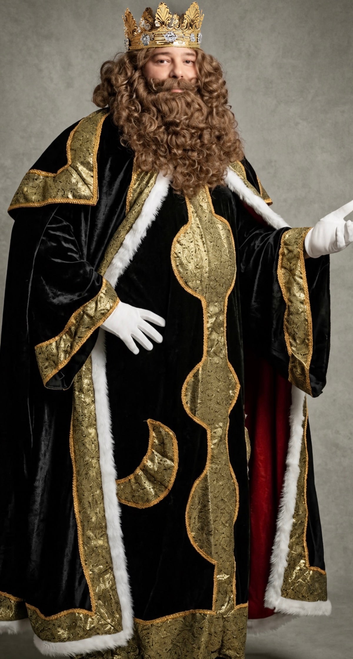 Traje de Rey Mago negro con bordes dorados, barba rizada y corona dorada