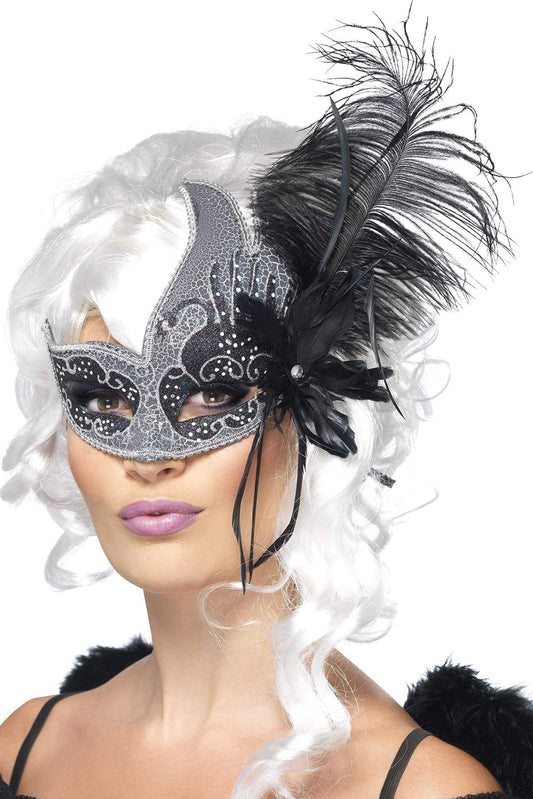 Antifaz veneciano negro con pedrería plateada y plumas negras y blancas
