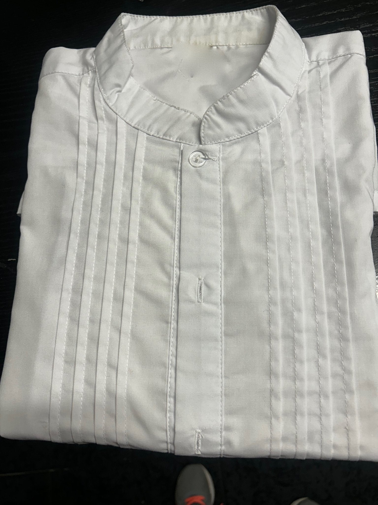 Camisa blanca de vestir con rayas verticales y botones