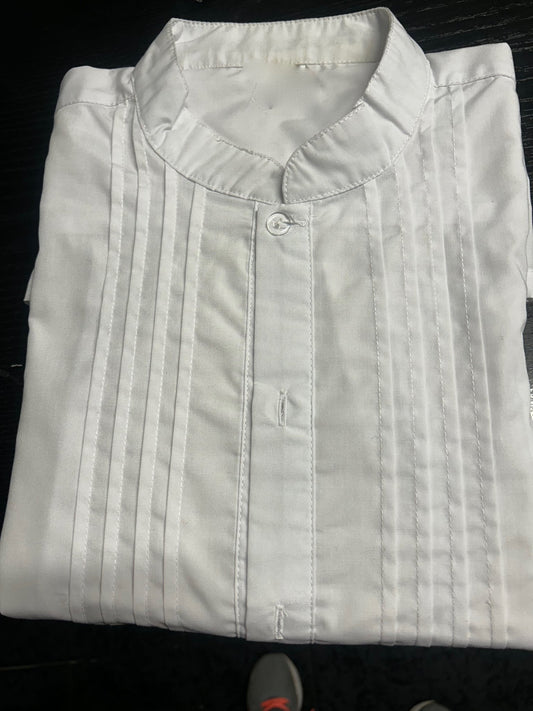Camisa blanca de vestir con rayas verticales y botones