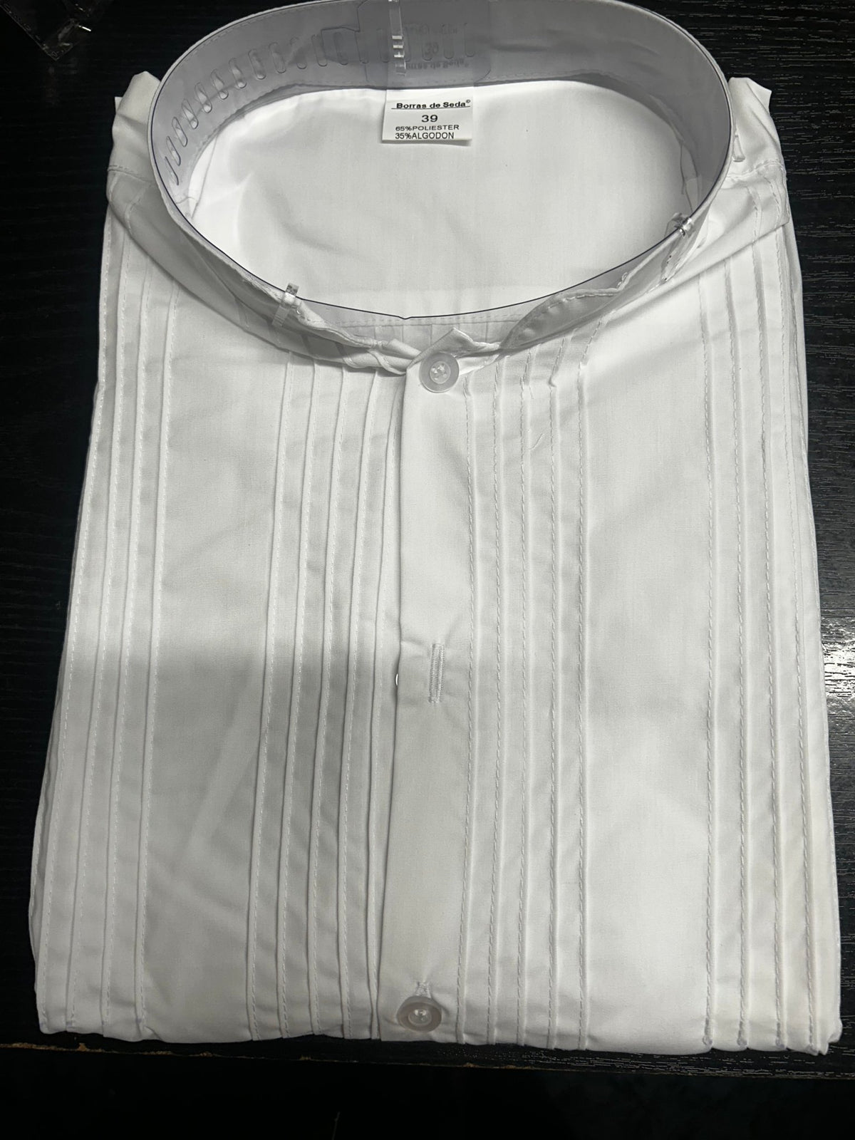Camisa de traje regional asturiano blanca con rayas verticales y cuello abotonado