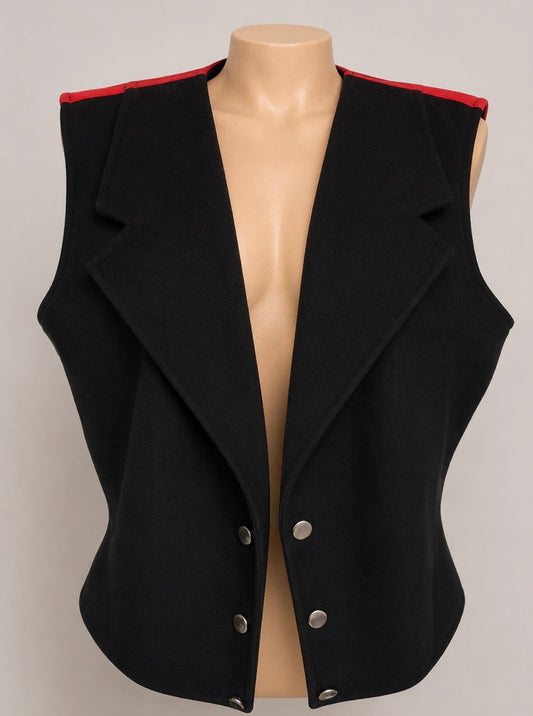 Chaleco negro sin mangas con solapa, borde rojo y botones frontales.