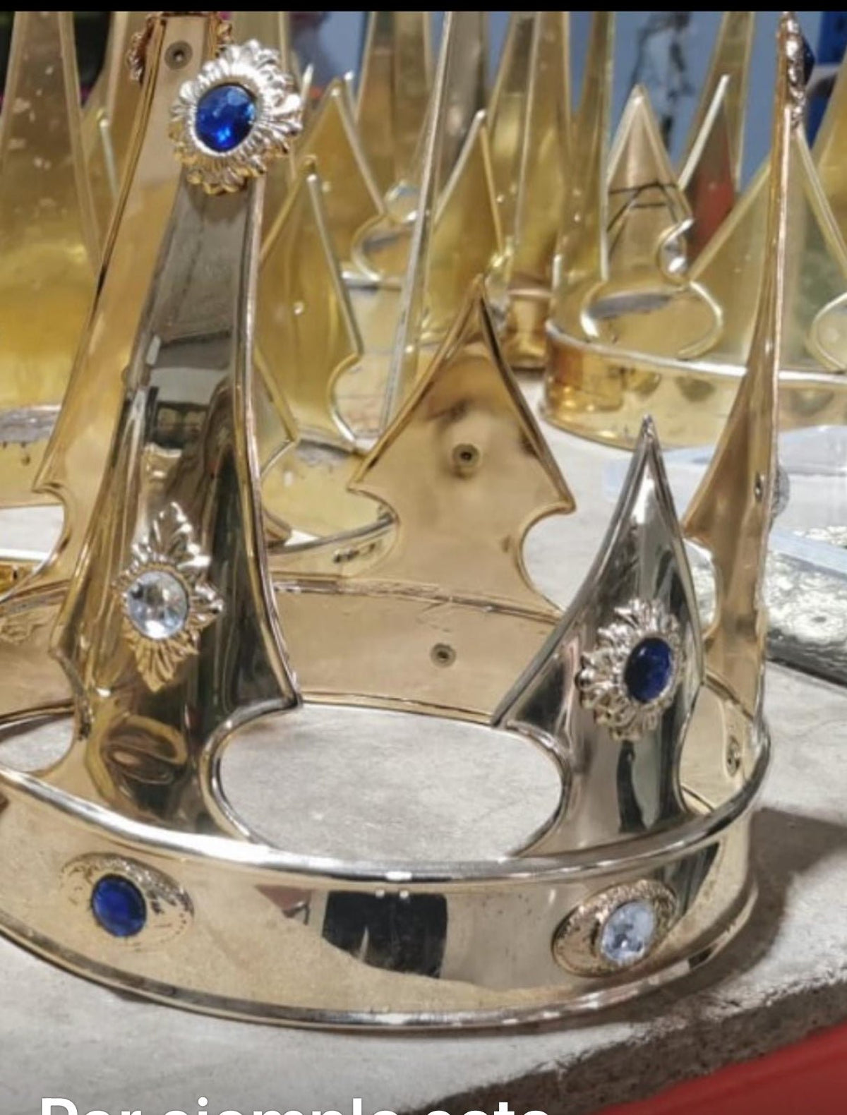 Corona plateada con piedras azules y blancas, detalle de puntas