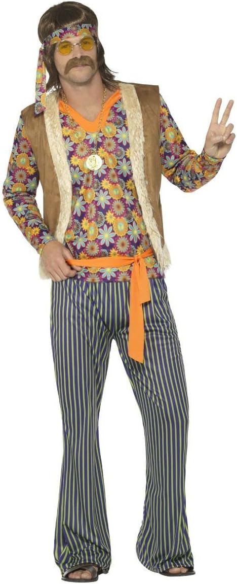 Disfraz hippie: chaqueta beige sin mangas con flecos, top floral y pantalón rayado