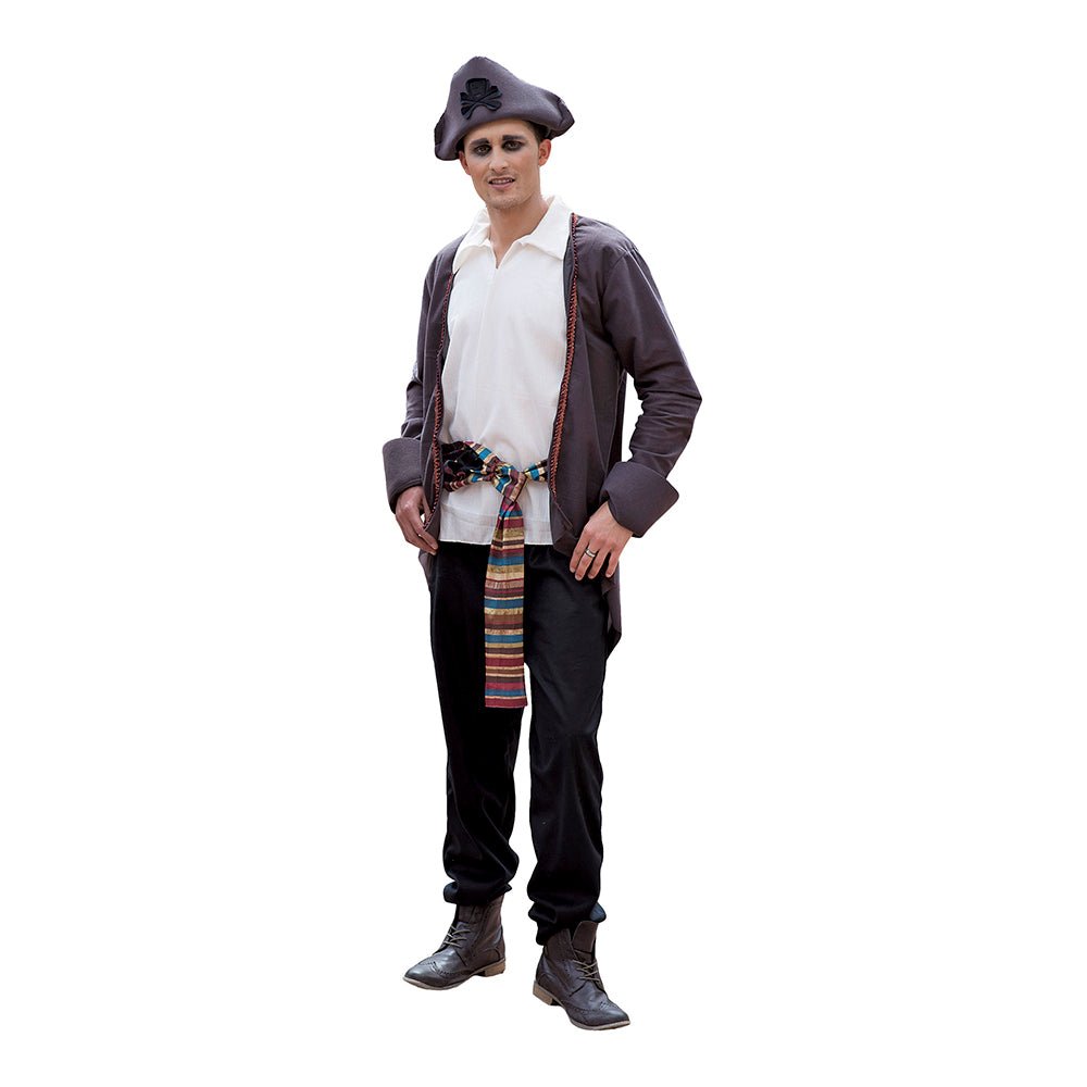Disfraz de pirata para hombre con gorra, chaqueta y pantalón negros, camisa blanca y cinturón.