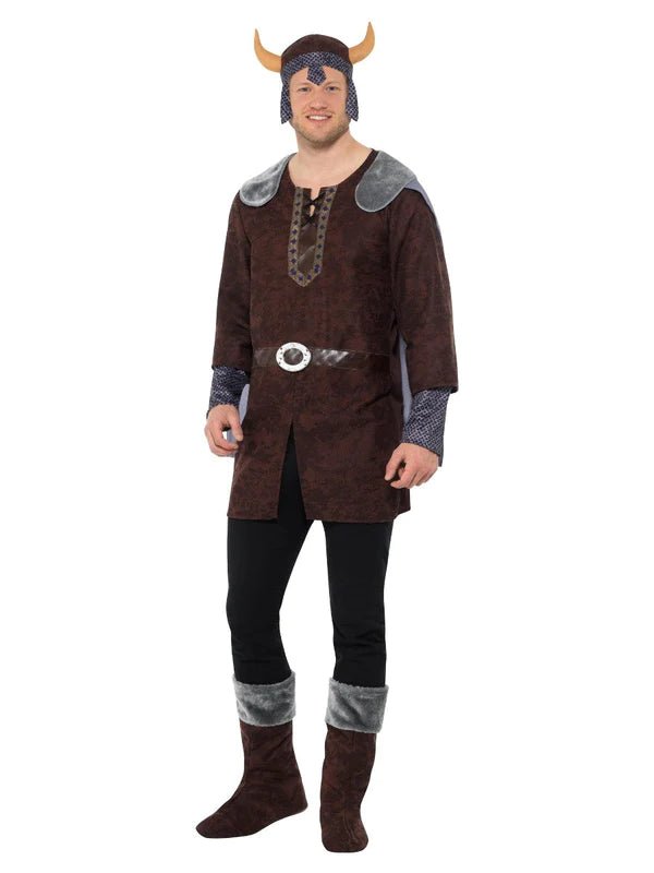Disfraz de vikingo con túnica marrón, casco azul con cuernos, cinturón y botas.