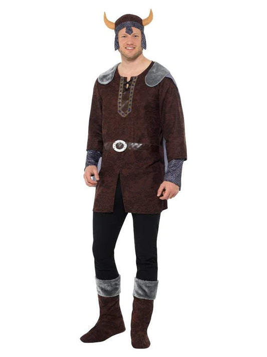 Disfraz de vikingo con túnica marrón, casco azul con cuernos, cinturón y botas.