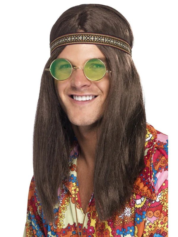 Disfraz hippie con peluca larga oscura, gafas redondas verdes y camisa floreada