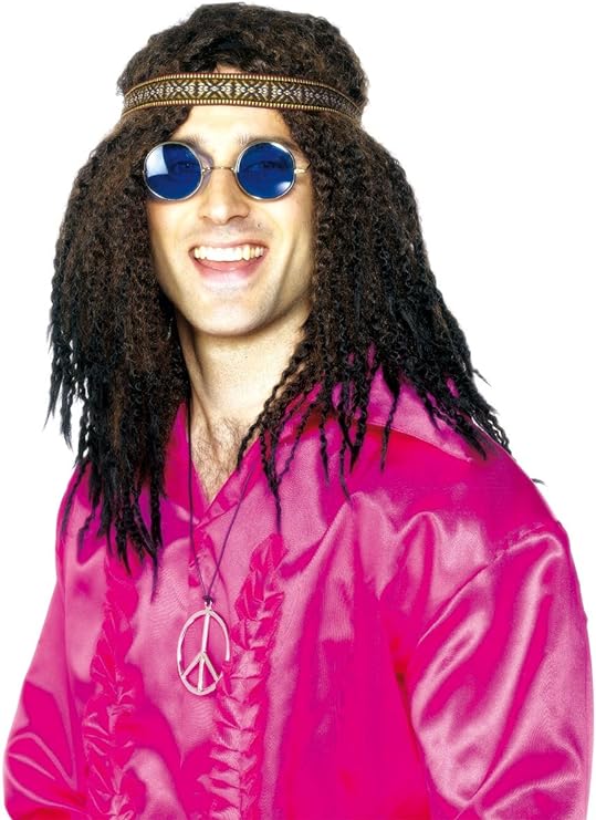 Disfraz hippie con peluca rizada oscura, gafas redondas azules y camisa rosa satén