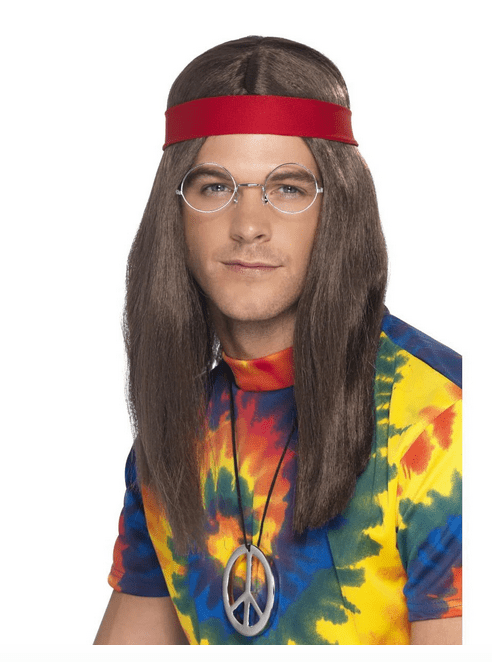 Disfraz hippie con peluca castaña, diadema roja, gafas y camisa tie-dye