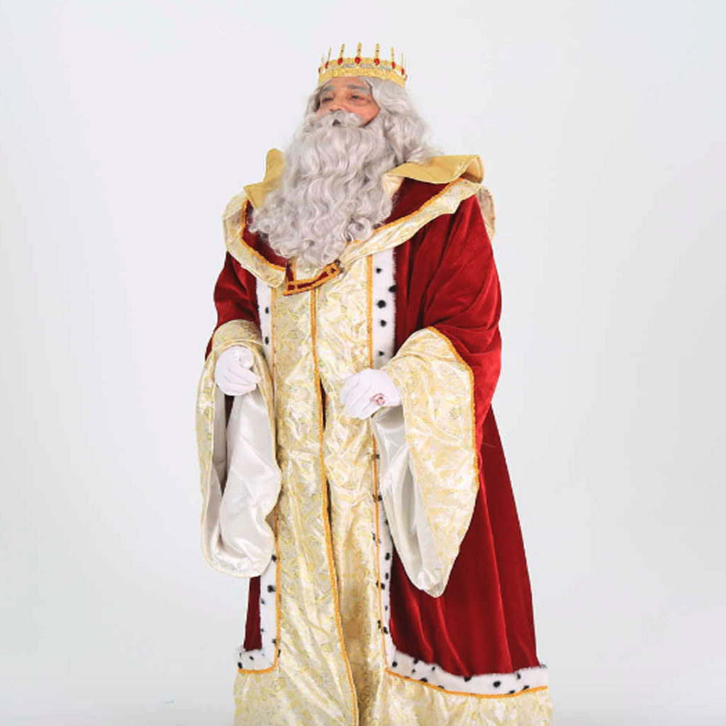 Traje de rey con túnica crema bordada, capa roja y corona, manos con guantes