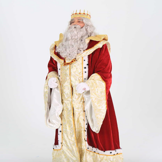 Traje de rey con túnica crema bordada, capa roja y corona, manos con guantes