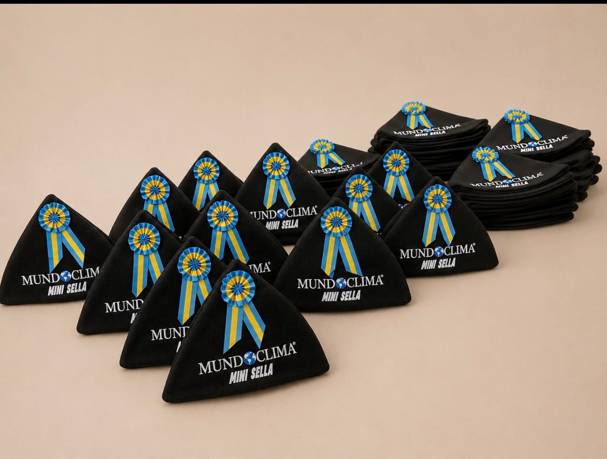 Pack de gorros triangulares negros con escarapela azul y logotipo MUND CLIMA