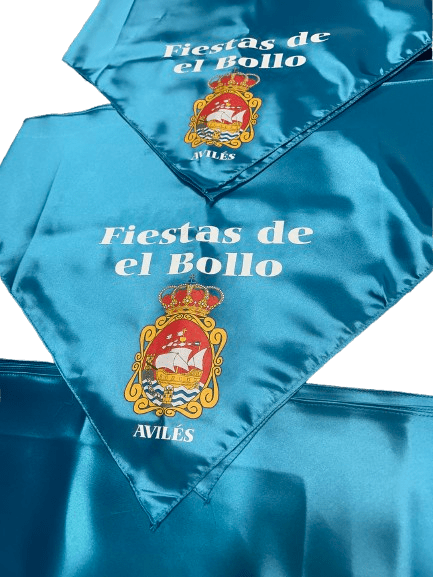 Pañuelo satinado azul con escudo central y texto “Fiestas de el Bollo”