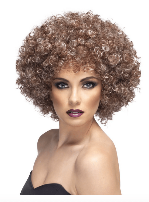 Peluca afro de mujer con cabello rizado castaño corto, estilo voluminoso.