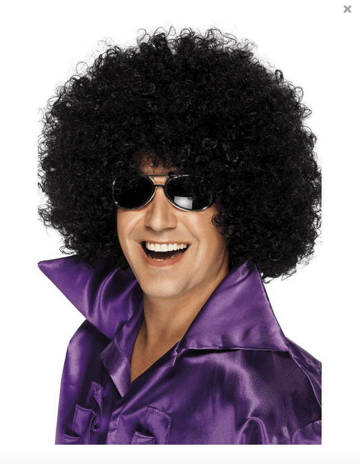 Peluca afro rizada negra, con gafas de sol y flequillo corto