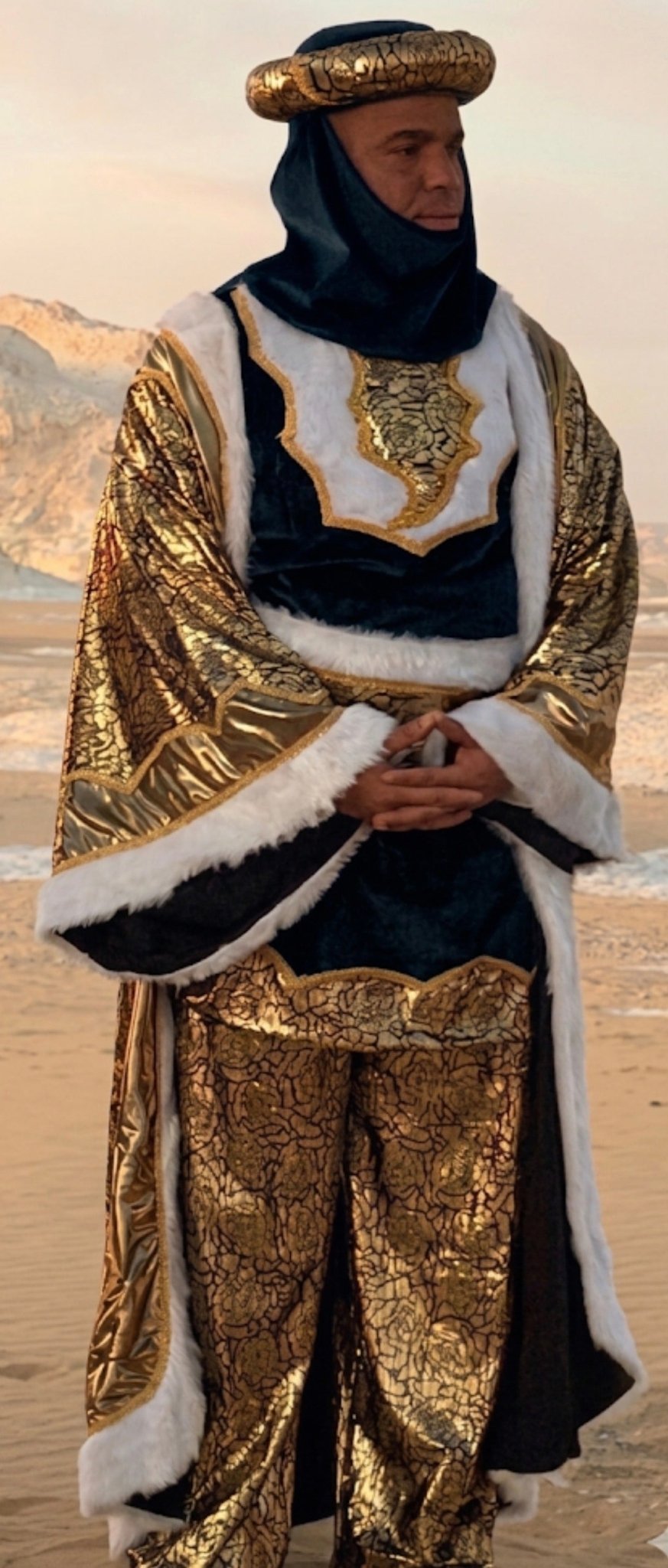 Traje de rey: capa dorada con ribete blanco, túnica y capucha azul con mascarilla.