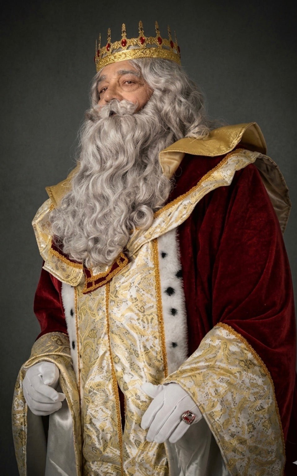 Traje de Rey Mago Melchor: abrigo rojo con bordes dorados y capa beige