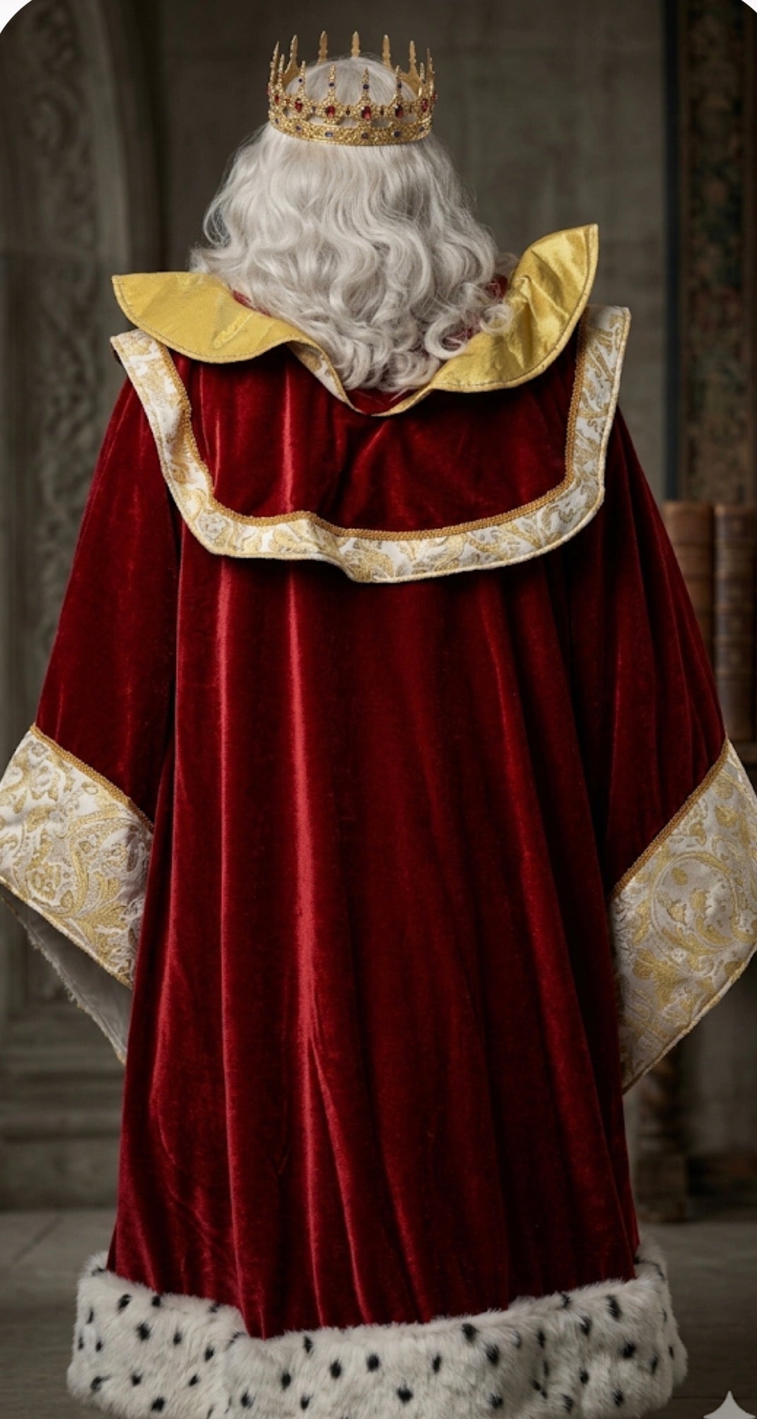 Traje de Rey Mago Melchor con vestidura roja y ribetes dorados; barba blanca