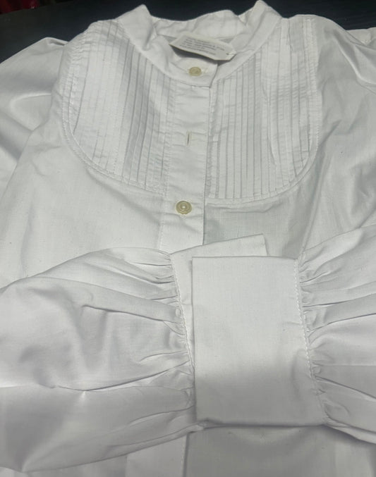 Blusa blanca con cuello alto de puntilla y cierre de botones al centro