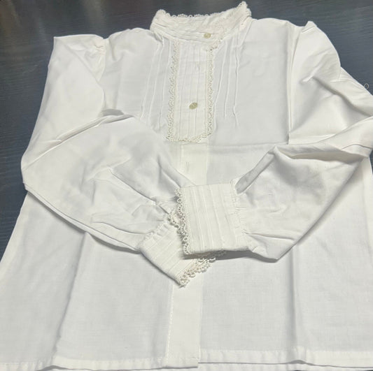 Blusa blanca de manga larga con puntilla y botones dorados al frente