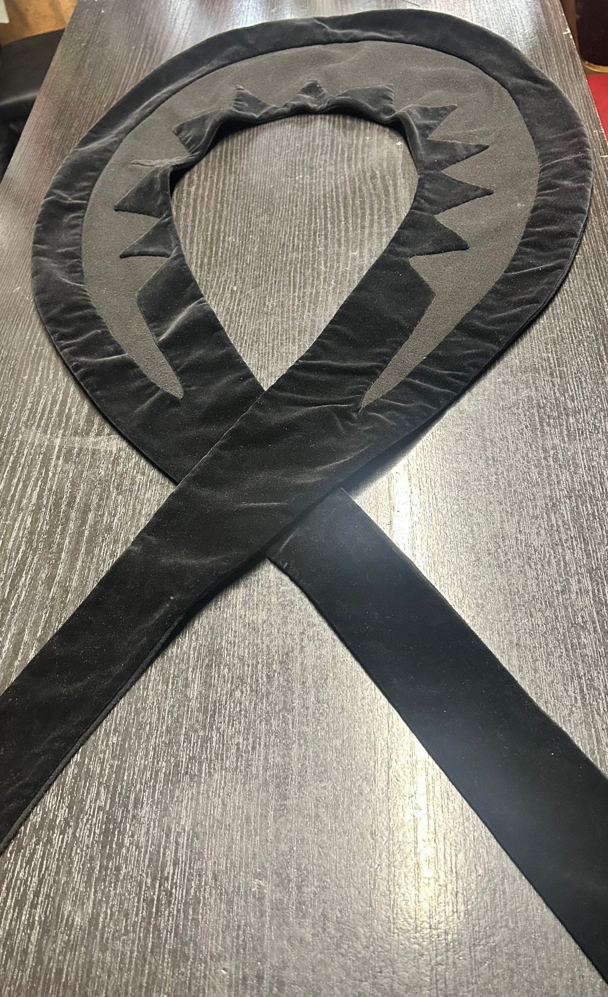 Lazo tipo cinta negra con centro gris y extremos largos con caída