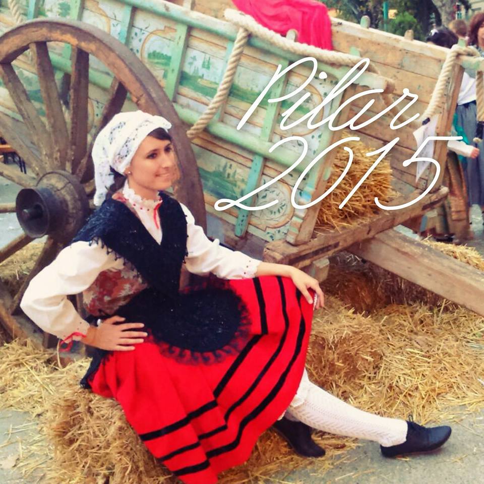 Traje regional con blusa blanca, chaleco negro y falda roja con rayas