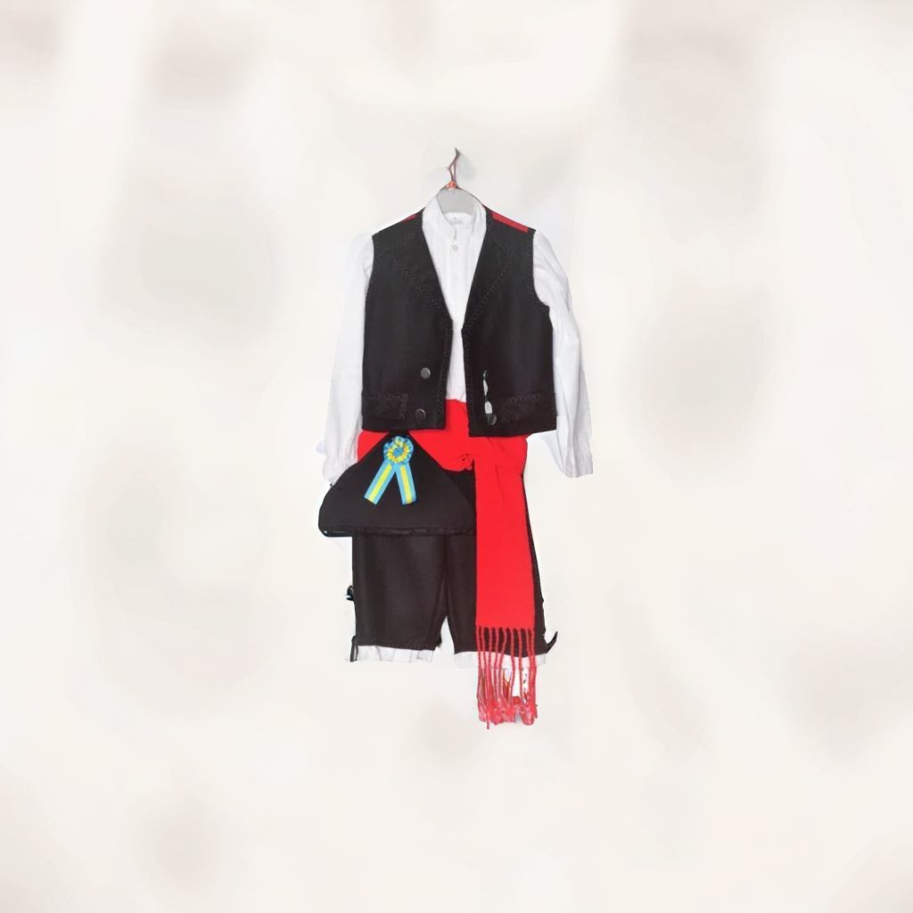 Conjunto de traje regional: chaleco negro, camisa blanca, pantalón oscuro, faja roja y cinta