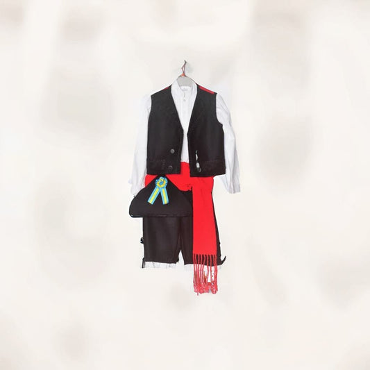 Conjunto de traje regional: chaleco negro, camisa blanca, pantalón oscuro, faja roja y cinta