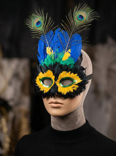 Máscara veneciana de pavo real con plumas y ojos verdes, azul y amarillo