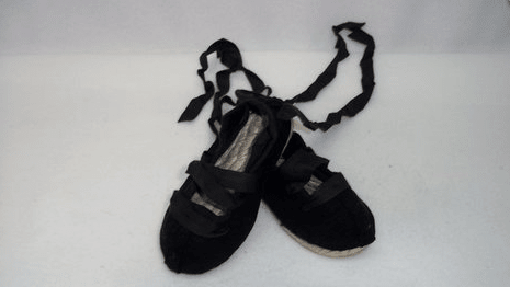 Alpargatas negras de tela con suela de yute y tiras atadas