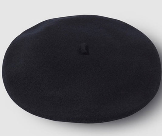 Boina infantil de fieltro azul oscuro con pequeña flor central