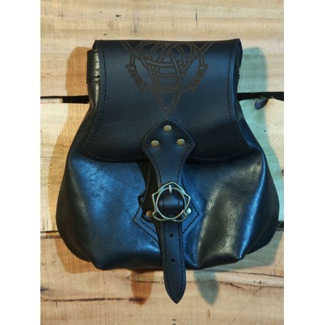 Bolso medieval de piel oscuro con solapa y asa con hebilla circular