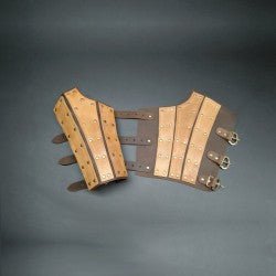 Brazaletes medievales de cuero serraje beige con hebillas y remaches metálicos